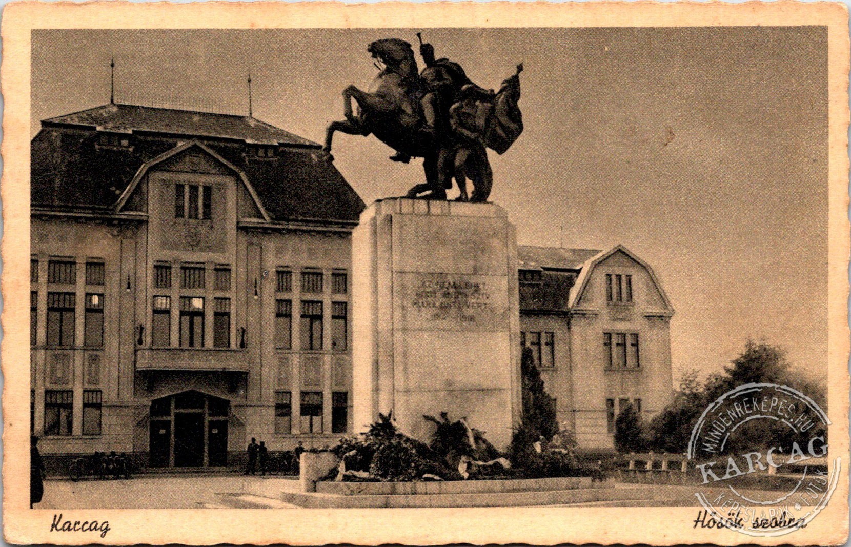 Karcag Hősök szobra